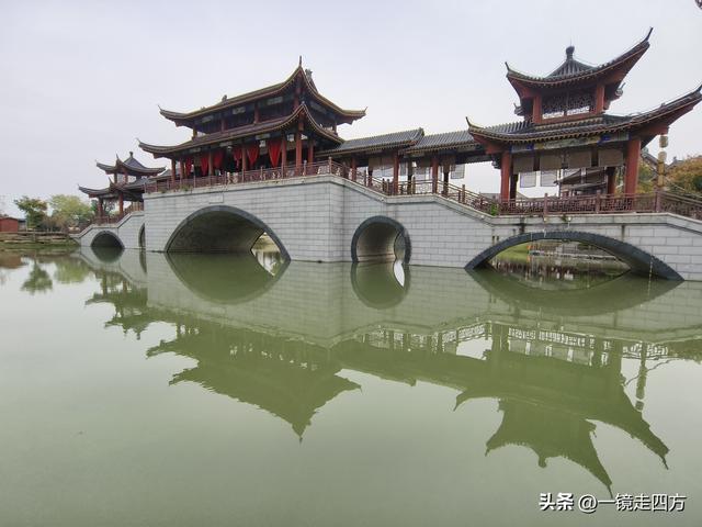 在“天仙配”传说的故事发生地孝感，建有一座“凤凰天仙城”