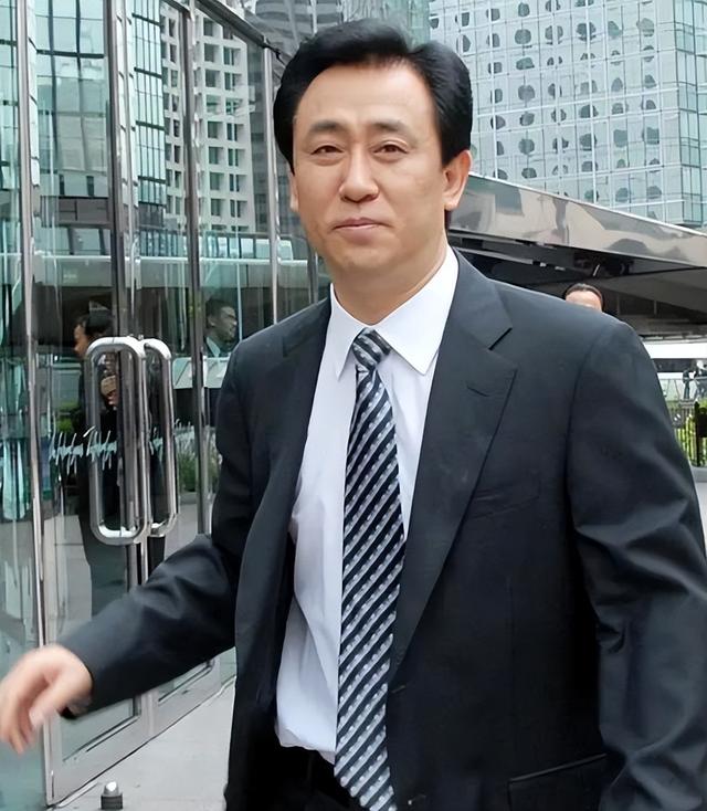 这下麻烦大了！短短3个月，许家印再迎5大噩耗，王健林的话应验了