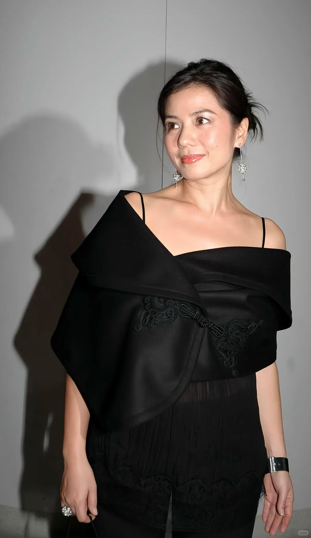 刘德华理想中的老婆，守寡17岁无子女，如今65岁气质温婉风情万种