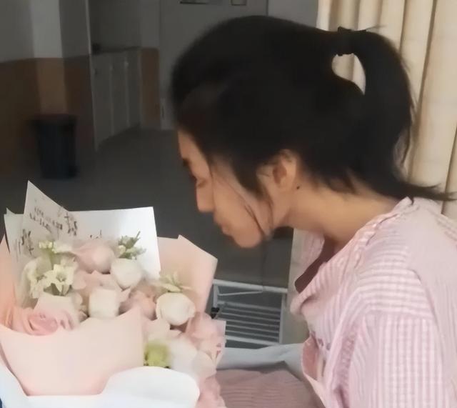 21岁大三女生癌症去世！临终视频曝光：紧握妈妈的手不松开