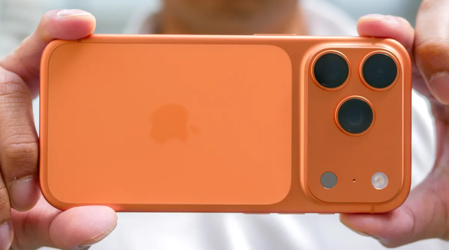 折叠VS直板！三星Z Flip7 VS iPhone 17 Pro：亮度/相机/续航全解析
