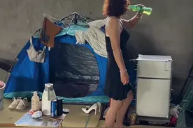 能省就省！上海一女子和外卖小哥搭帐篷住桥洞：不用交房租和水电图片