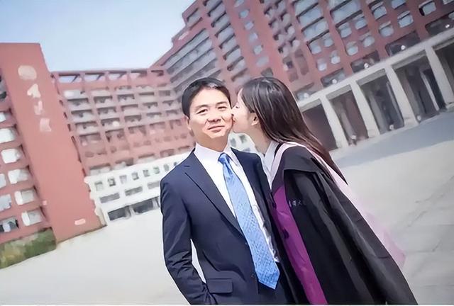 刘强东上千亿身家背后，儿子却是他一生的痛，感谢章泽天视如己出