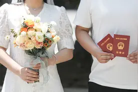 男子领证后连中三次彩票：立马给媳妇买个大金镯子图片