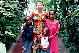 北京大妞在非洲当女王，刚果总统给她授勋，男士见了要亲吻她右脚图片