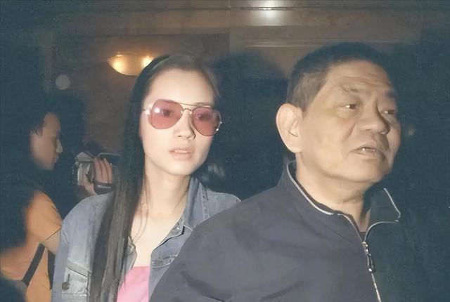 她认干爹，拍风月片，被导演霸王硬上弓，靠山去世后沦为服务员