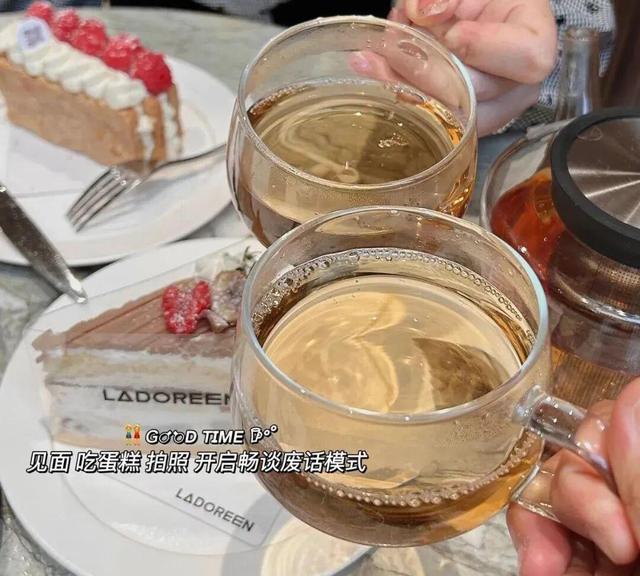 “㋛周末小聚˚ᵗⁱᵐᵉ美食🥓朋友圈文案🥂“和朋友一起吃吃喝喝逛逛”