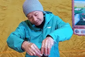 雷军解锁冻梨3种吃法被冻出表情包，教大家做冻梨拿铁，网友：改行当美食博主了？图片