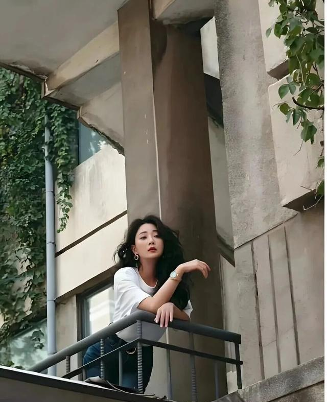 46岁殷桃的“豪宅	”又火了	，仅一院子就圈粉无数，那叫一个壮观！