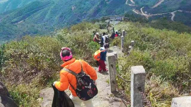 新干海拔1169.1米山顶的别样风景