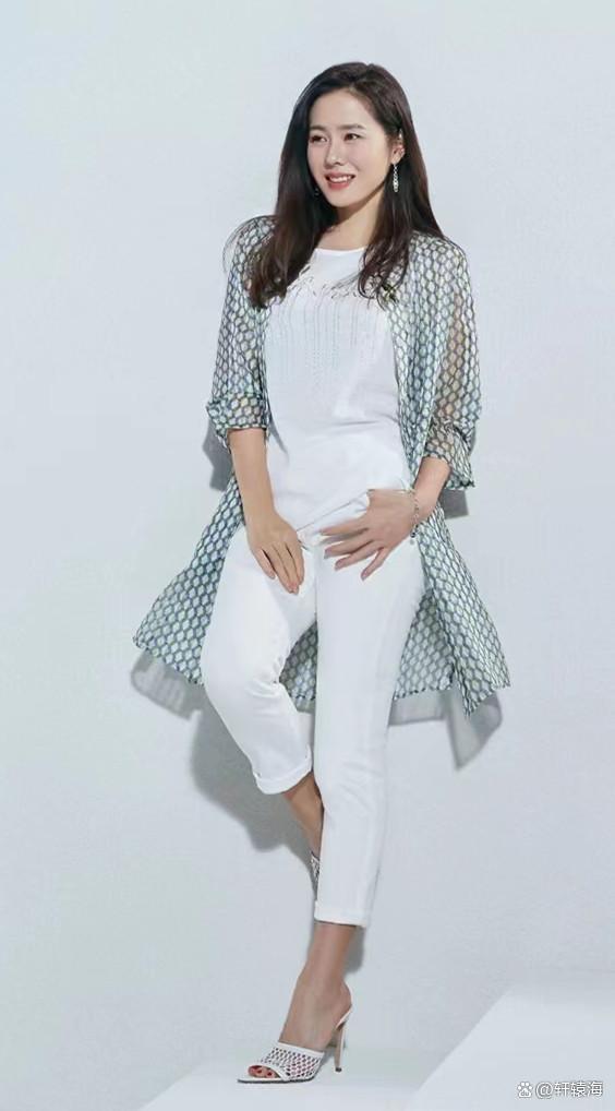 被孙艺珍的气质惊艳到了，穿V领连衣裙秀好身材，笑容好迷人！