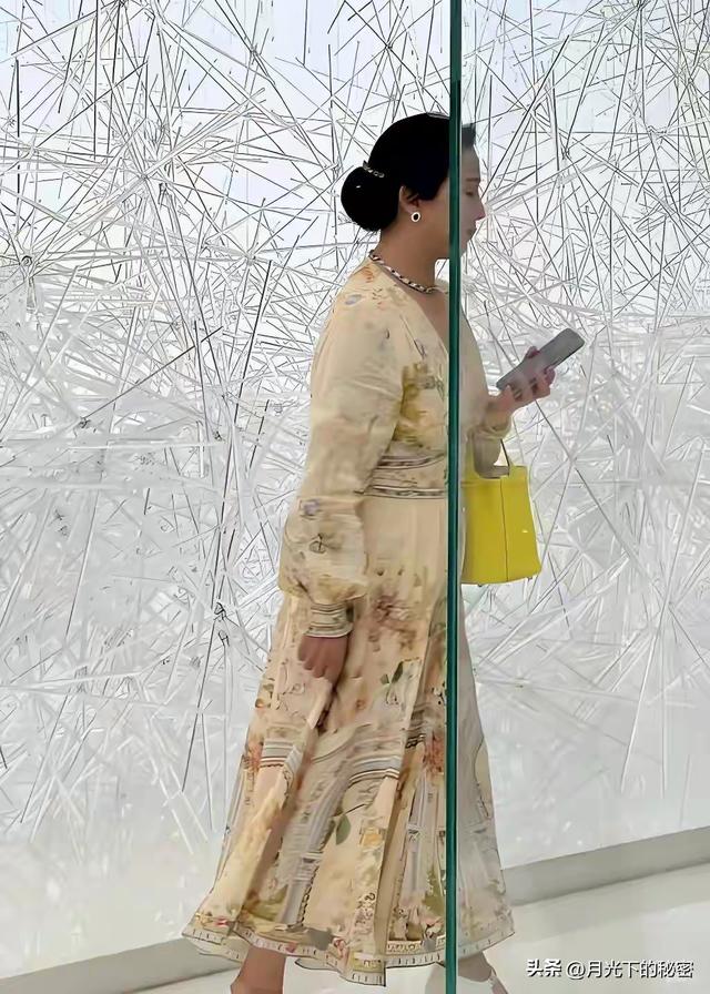 天呐！刘亦菲妈妈被偶遇	，都65岁了，还是美得不像话！太让人羡慕