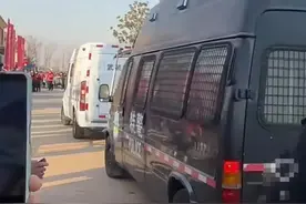 刘强东为老家发年货，特警押送一车现金入场，1500户家家都有钱拿图片