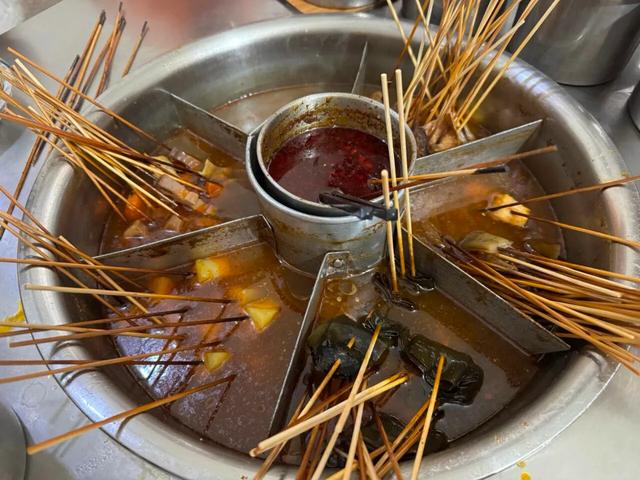 中国最爱与陌生人拼桌吃饭的小城，居然是“美人窝”