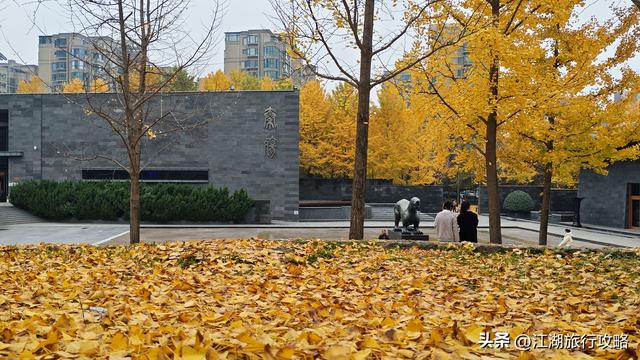 西安曲江富人区墓景房，地下埋着秦二世，地上是银杏林和博物馆