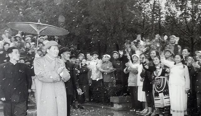 毛主席为何一生不进故宫，终生再未回延安？周总理的谈话道出实情