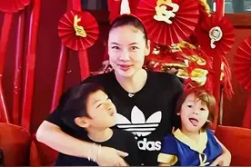 44岁乐基儿带儿子回香港过年，晒同母异父妹妹合照，亲朋好友众多图片