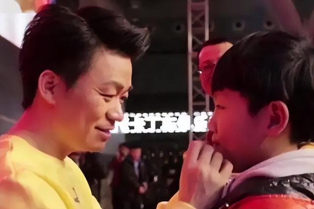 王宝强儿子已长大，是谁的亲儿子一目了然，观众：太像了