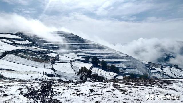 深秋定西，初雪悄然缀山河