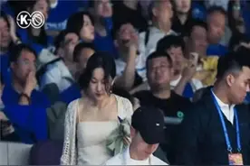 马龙一家现身CBA决赛现场，老婆夏露身穿吊带又白又嫩，引爆全场图片