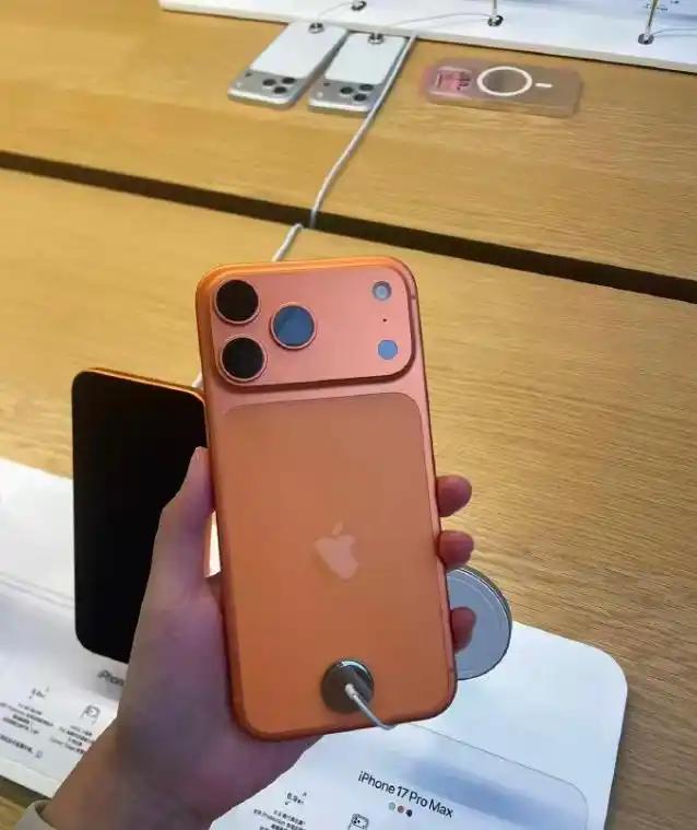iPhone17系列今日开售，场面火爆！