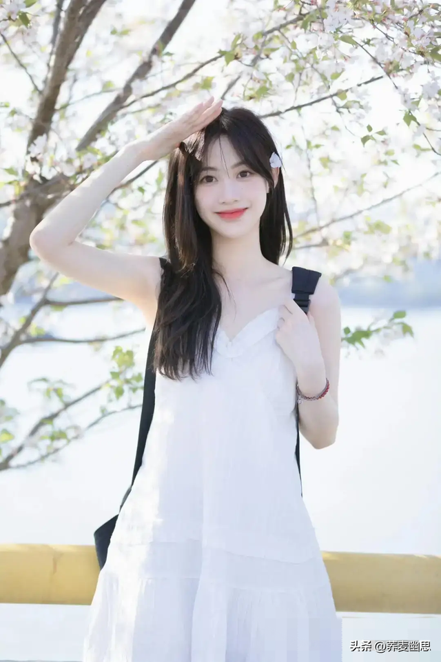 河南洛阳一校花美出圈了，五官精致，倾国倾城，美得让人移不开眼