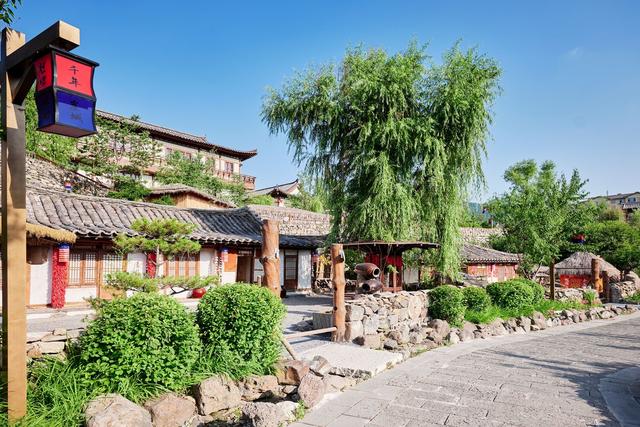 吉林白山千年崖城风景区，建筑充满朝鲜民俗风，让人一秒穿越千年