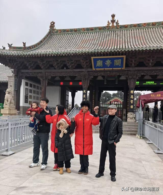 黑珍珠玛利亚到访运城 朝圣关帝庙传中非情谊