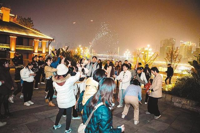 厢遇耍市第300期丨走，去南滨路追城市心跳，用一万步捞同频搭子