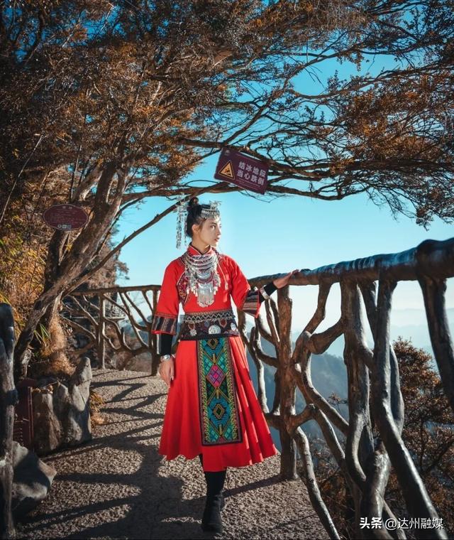 错过等一年！巴山大峡谷秋色刚开场，彩林已美成仙境！