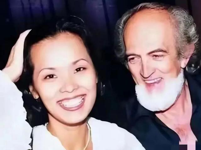 61岁韦唯隐居泰国深山，养牛种田笑如少女！活成多少人羡慕的样子