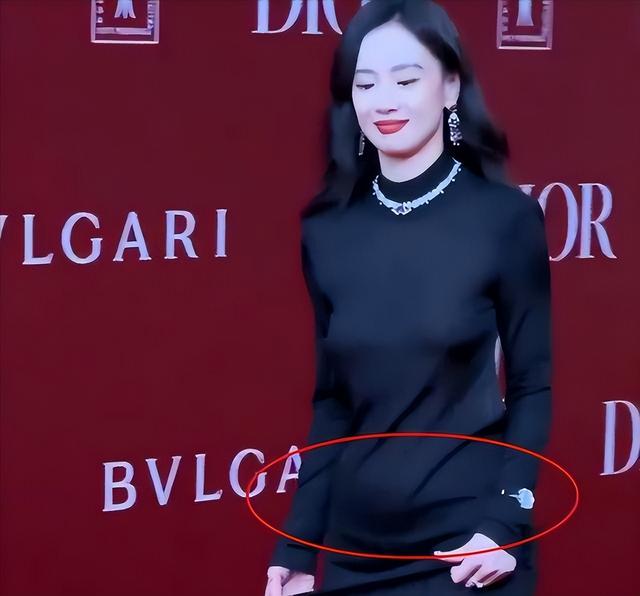 这跟不穿有啥区别？32岁李梦真空上阵，几乎全裸，简直太大胆