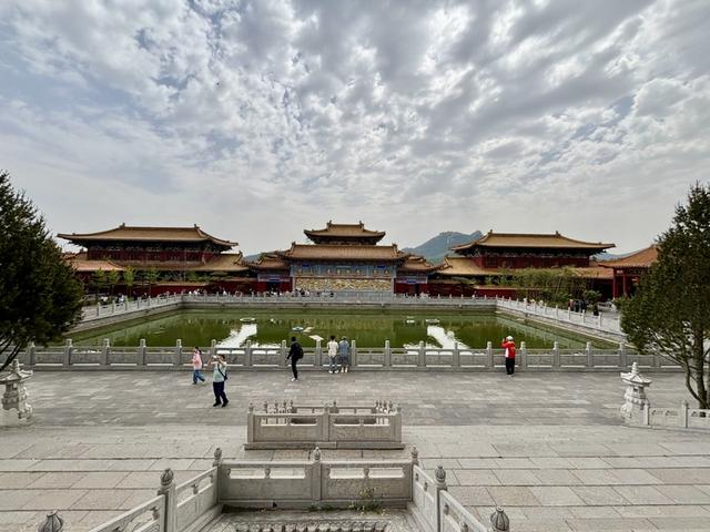 游览青州市知名景点龙兴寺