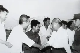 1958年，毛主席让余秋里当石油部长，有人质疑：他年纪小，不合适图片