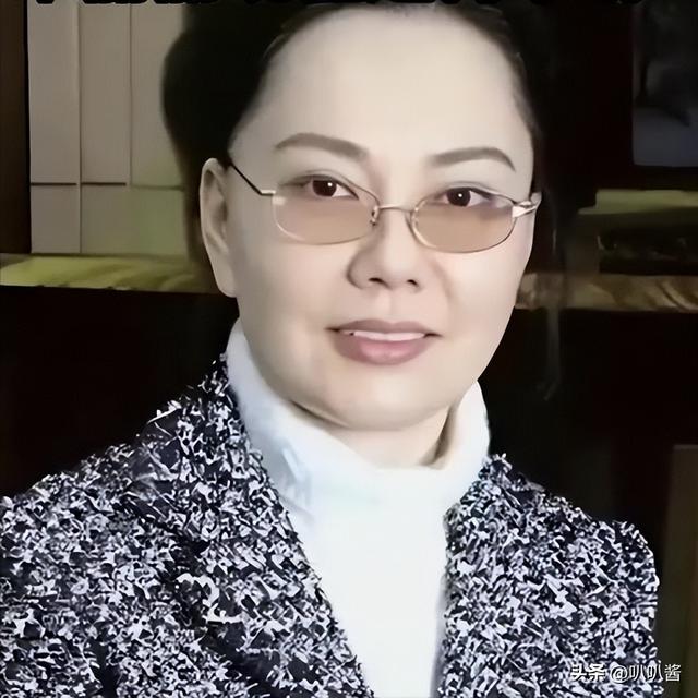 一顿饭上百万，8年敛财14亿，“金融才女”朱丽丽最终是何下场？