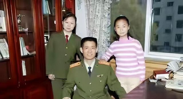因相亲一见钟情，从此便相濡以沫，聂海胜和妻子婚姻才叫不离不弃