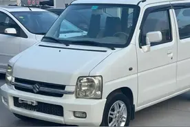 复产经典方盒子1.0L铃木北斗星，微型手动挡油车还有市场吗？图片