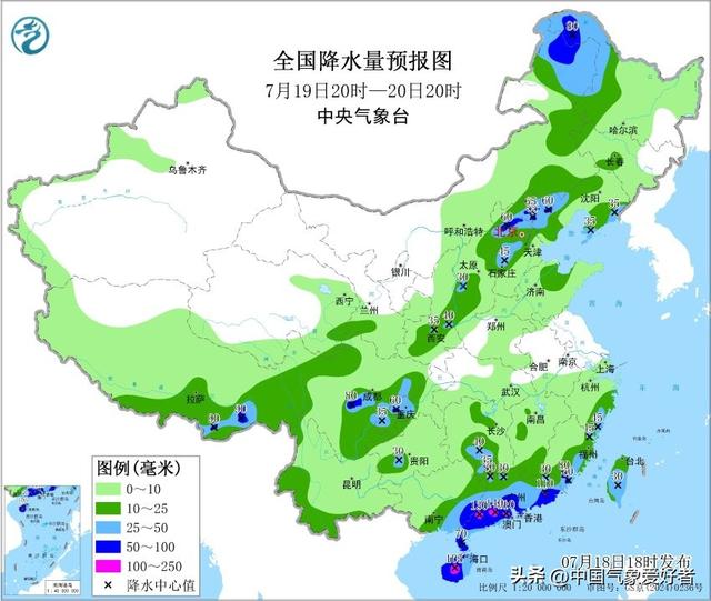 深圳交警雨中徒手清理被堵下水道