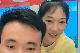 感动！张怀远儿子首次露面，长相帅气可爱，奶奶抱着孙子亲吻脸颊图片