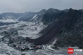 云南镇雄山体垮塌一月后：山体仍存裂缝，村民外出租房住图片