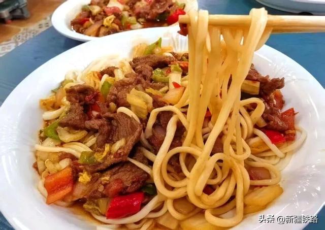 乘动车打卡“新疆第一滑”！沙海畅滑，解锁新玩法！