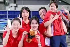全红婵五兄妹同框合影，家庭基因太强大了，跟弟弟简直是复制粘贴图片