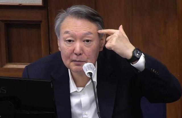 满头白发的尹锡悦，听到被判死刑通知，当场微笑后立即东张西望