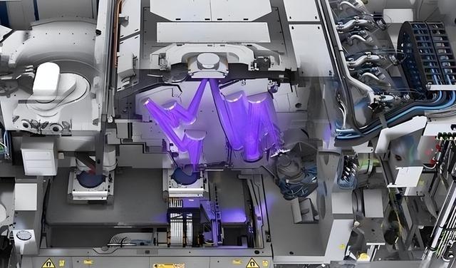 中国首台纳米压印光刻机交付：打破美国垄断，国产芯片换道超车！