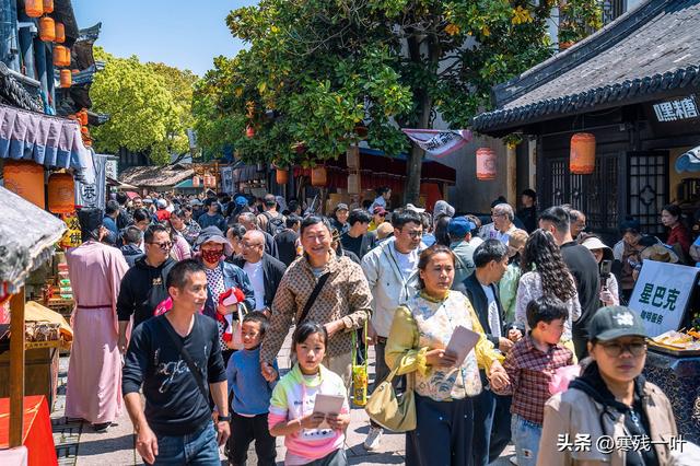 又是象山影视城！五一假期首日人气爆表，再现人山人海盛况