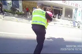 建始6岁女孩高烧惊厥失去意识，民警抱起孩子拔腿就跑图片