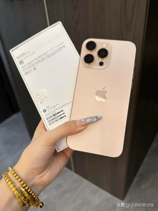 iPhone 17系列全面曝光，橙色首度亮相，华为三折叠屏旗舰正面对抗