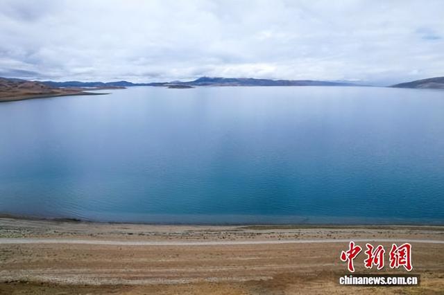 （辉煌60载 魅力新西藏）西藏阿里：游客尽享玛旁雍错、拉昂错夏日风光