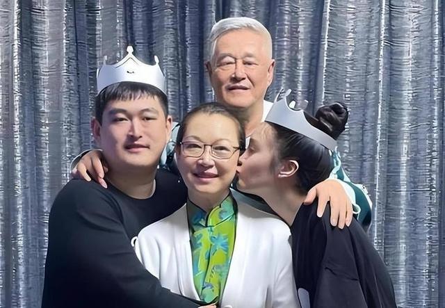 赵本山长子赵铁蛋因病去世，女儿成网红，上亿家产花落谁家?