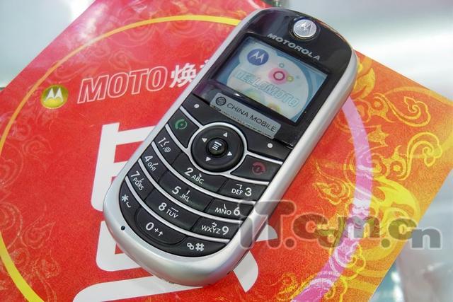 通信历史连载842-世界第一部穷人买的起的手机Moto C113a-2005年